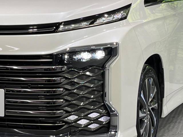【LEDヘッドライト】悪天候や夜間走行時も良好な視界を確保し安心して運転できる高輝度LEDヘッドライトを装備！点灯速度が早く、消費電力も抑えられています。