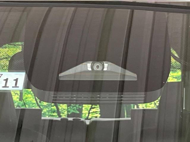 【プリクラッシュセーフティ】前方の車両等を検知し、衝突しそうな時は警報で注意を促し、ブレーキを踏む力をサポート。ブレーキを踏めなかった場合は衝突被害軽減ブレーキが作動、衝突回避をサポートします。