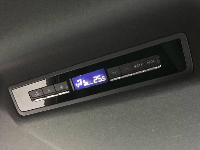 【リアオートエアコン】広い後部座席には必須の機能！風量や温度を自動で調整し前席と同様な車内環境にしてくれるリアオートエアコンを装備。夏の暑さも冬の寒さもストレスなく快適にお過ごしいただけます♪