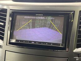 【バックカメラ】駐車時に後方がリアルタイム映像で確認できます。大型商業施設や立体駐車場での駐車時や、夜間のバック時に大活躍！運転スキルに関わらず、今や必須となった装備のひとつです！