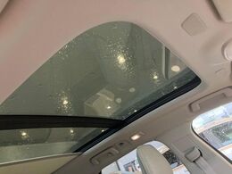 【パノラマルーフ】前後2枚のガラスルーフで室内全体が明るい空間に！フロントセクションはスライド機能があり外気を取り込むことも可能。さらに開放的なドライブを演出できます。
