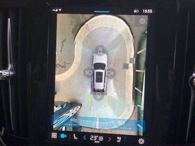 【360°ビューカメラ】4台の高解像度カメラで360度の鳥瞰図を表示。隣の車や壁、死角にある障害物などを画面で確認できるため、狭いスペースでの駐車・出入りも安心です。