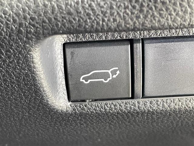 【パワーバックドア】荷物を抱えた状態でもリアゲートの開閉が可能です！お買い物時やアウトドアの際に役立ちますね♪