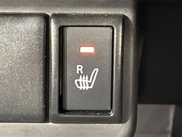 【シートヒーター】寒い日に重宝するシートヒーター！エアコンより早く温まってくれるので寒がりの人も安心ですね♪エアコンの温風は乾燥するから苦手、という方にもをおすすめです。