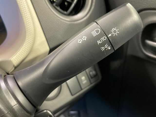 【オートライト】周りの明るさに応じて自動でヘッドライトの点灯・消灯ができる機能です！ライトの付け忘れ・消し忘れなどが無くなり、雨の日や夕方の走行も安心！トンネル通過時も便利ですね♪