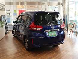 雨の日でもゆっくりお車ご覧いただけます