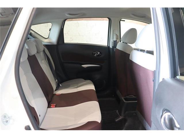 頭上や肩まわりの余裕を確保しながら、大人が乗っても広々。