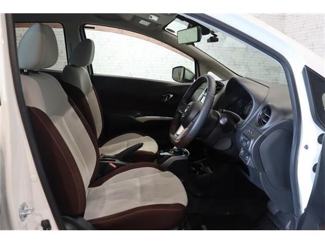 良好な視界とスムーズな乗り降りを実現した運転席。運転席はアイポイントを高くし視界良好です。