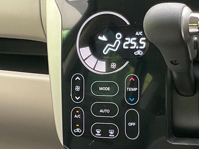 【オートエアコン】一度お好みの温度に設定すれば、車内の温度を検知し風量や温度を自動で調整。暑い…寒い…と何度もスイッチ操作をする必要はありません。快適な車内空間には必須の機能ですね♪
