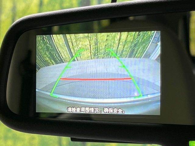 【バックカメラ】駐車時に後方がリアルタイム映像で確認できます。大型商業施設や立体駐車場での駐車時や、夜間のバック時に大活躍！運転スキルに関わらず、今や必須となった装備のひとつです！