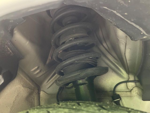 お車を安心してお乗りいただく為には、足回りの定期点検が欠かせません。サービスサポート（有償保証）では無料点検もご提供しており、安心のカーライフをお過ごしいただけるサポート体制が整っています。