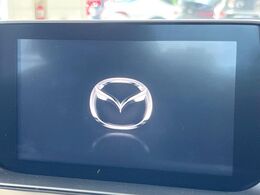 【マツダコネクトナビ】車内の雰囲気にマッチした一体型タイプのナビ。各種車輌設定やBluetooth再生等、様々な機能が楽しめます。直感的なダイヤル操作が可能で、使い勝手も良好です。