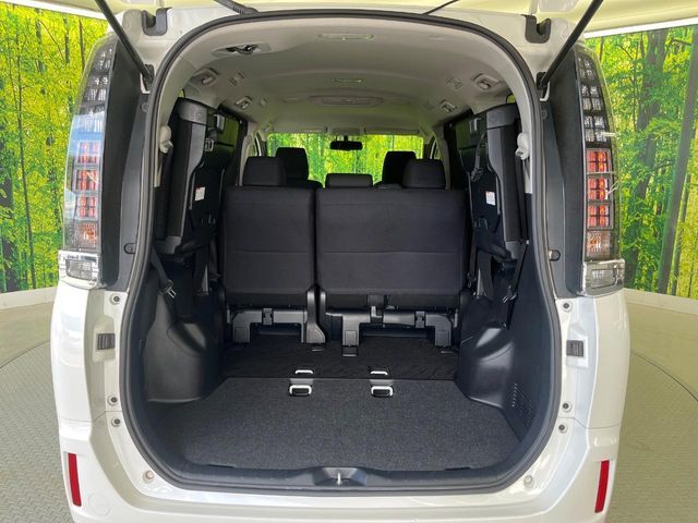 後席を跳ね上げると、これだけの広さが！シーンに合わせたシートアレンジで、大きな荷物も積むことが出来ます♪