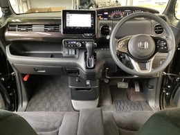 車内は光触媒抗菌消臭施工済です。スタイリッシュなデザインで暖かみのあるインパネ周りを演出します。グローブボックスやカップホルダーのほかにトレーなどたくさんの収納スペースが装備されています。