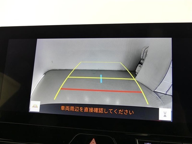車庫入れの強い味方。後退時の死角をチェックするために便利です。