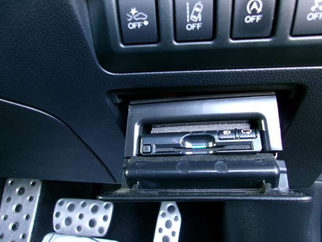 ETC車載器は普段隠れるところに設置してあるので足元すっきりです！！