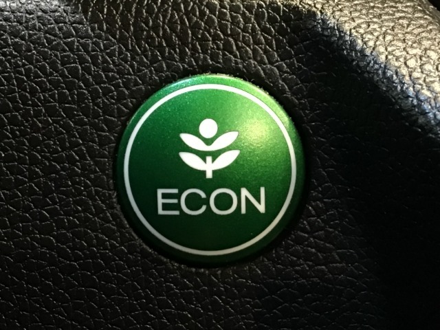 ★ECONスイッチ★　エコドライブを加速しよう！スイッチをONにすると、運転の仕方によるロスを抑え込み燃費をよくするようクルマが頑張ります（＊＾ー＾＊）燃費向上にチャレンジ♪
