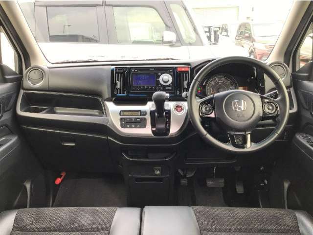 【前方視界】開放的な前方視界！運転がしやすく疲れにくいです♪窓が大きく、見通しがとっても良いおクルマですよ♪