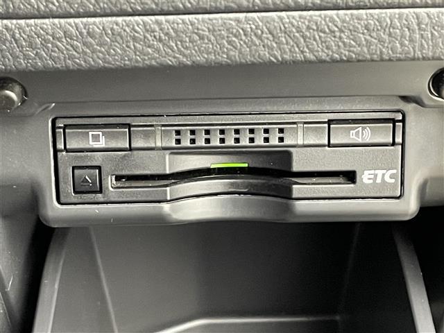 【ETC】有料道路を利用する際に料金所で停止することなく通過できる、ETC車載器（ノンストップ自動料金収受システム機器）が装備されています。セットアップを行うことで利用可能になります。