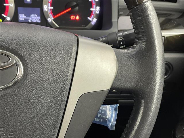 【ステアリング】軽い力で扱いやすいハンドルです。目立つ傷やスレなどなく綺麗な状態です！除菌プランいれていただくとさらに快適に！清潔なお車はお子様にも安心ですね！