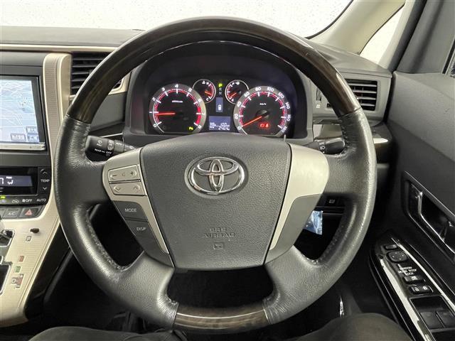 【ステアリング】軽い力で扱いやすいハンドルです。目立つ傷やスレなどなく綺麗な状態です！除菌プランいれていただくとさらに快適に！清潔なお車はお子様にも安心ですね！