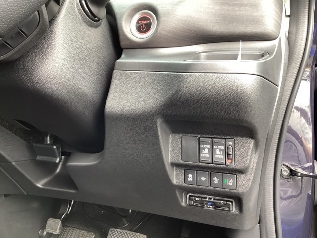 高速で便利なETCがあり、便利なパワースライドドアや、横滑りを防ぐVSAなどのスイッチは、運転席の右側、手の届きやすい位置にあります。