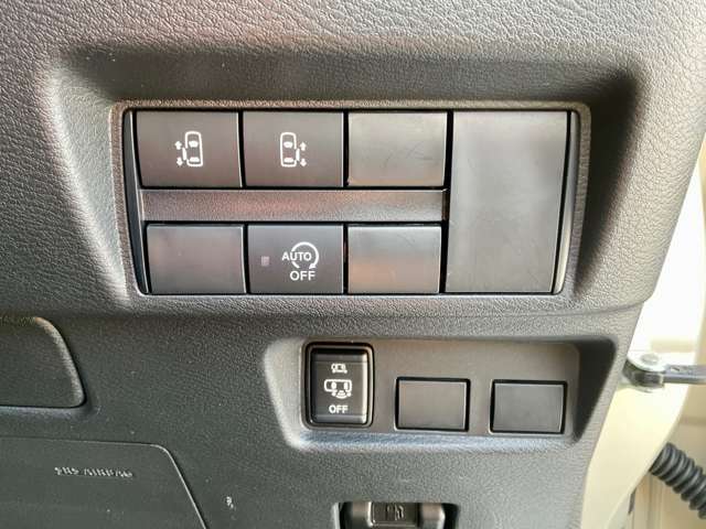 運転席右側には電動スライドドア等各種スイッチが集約されています！！