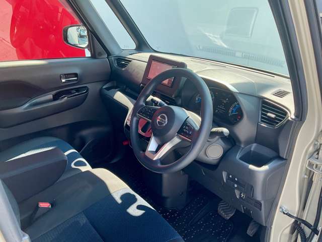 運転席も広々とゆったりしております。アームレストも装備しており快適にドライブしていただけます。