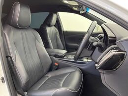 【黒革シート】上質な本革を使用し、高級感あふれる黒革シート。常に体に触れる部分だから、座り心地の良さにはこだわりたいですね♪汚れの付着や劣化を抑制する内装コーティング施工もおススメですよ♪