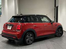 地域最大級の展示台数！お気に入りのお車があれば、ぜひステアリングを手にしてください。稀少モデルも鋭意取り揃え、幅広いニーズにお応え致します。スタッフ一同皆様のご来店を、心よりお待ち申し上げます。