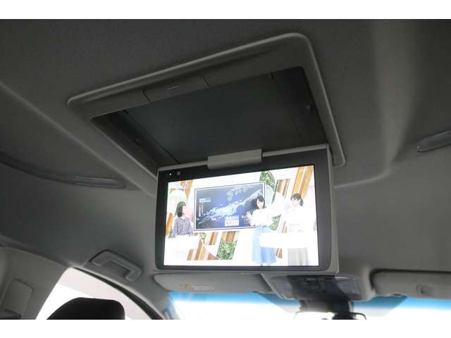 純正12.1型後席モニターも装備されておりますので後席に乗ってもテレビがしっかり視聴できるのでとても快適ですね！