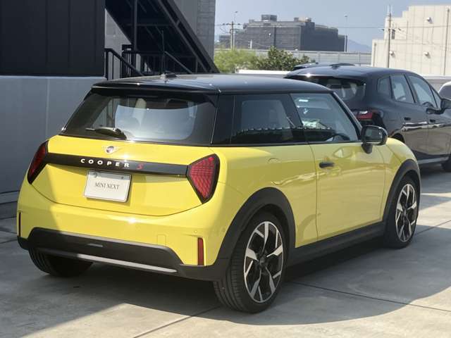 後ろからみても直ぐにMINIだとわかる丸みを帯びたデザインでございます。