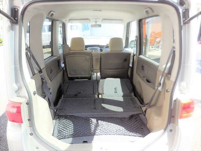 ほぼフラットになるリアシート。ご家庭はもちろん、営業等のお仕事などにも使えるお車です★