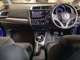 車内は光触媒抗菌消臭施工済です。インパネ周りはスタイリッシュなデザインです。グローブボックスやカップホルダーのほかにトレーなどたくさんの収納スペースが付いています。