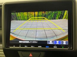 【バックカメラ】駐車時に後方がリアルタイム映像で確認できます。大型商業施設や立体駐車場での駐車時や、夜間のバック時に大活躍！運転スキルに関わらず、今や必須となった装備のひとつです！