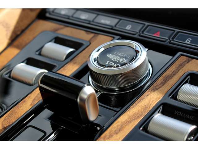 最新モデルにもガラス式ボタンを残し、アストンマーティンの伝統を大事にする姿勢が伺えます。