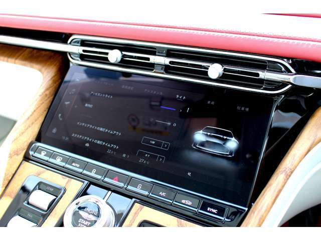 10.25インチの見やすいディスプレイにシンプルなボタン配置は、快適なドライブに役立ちます。