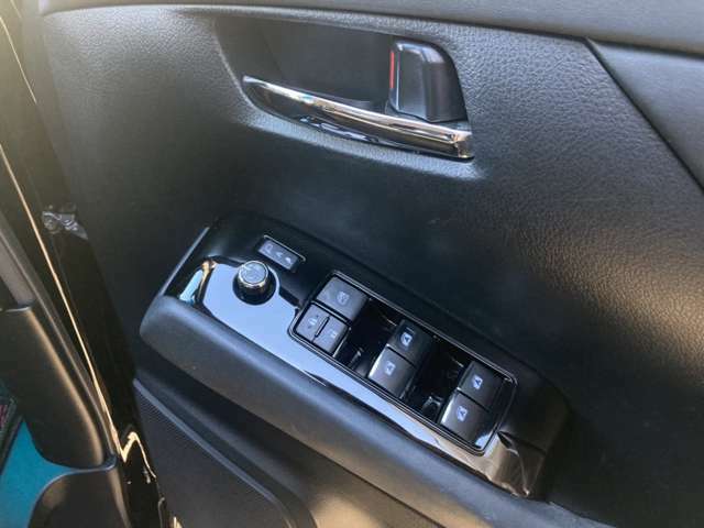 運転席にて前席のパワーウィンドウスイッチやドアロックが操作可能です。KUHLでは入庫時、迅速に装備品のチェックを行っておりますので、納車後ご安心してお乗り頂けます。