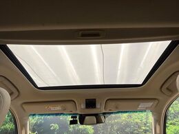 【サンルーフ】開放感たっぷりの希少装備、サンルーフが装着されています！車内に明かりを取り入れたり景色を楽しむ以外にも、車内の空気も簡単に換気できて快適です！