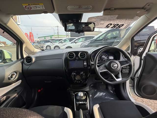 車専門のクリーニング業者にて清掃しておりますので室内は綺麗です♪