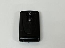 スマートキーを装備しています☆カギをカバンやポケットに入れて頂いた状態でドアロックの開閉やエンジンスタートをして頂けますよ！とても便利な装備です！