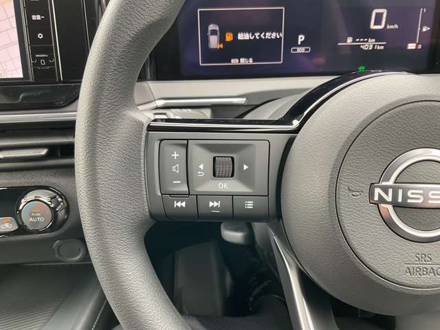 ステアリングスイッチ付きなので、ハンドルを握りながら車両の各種設定や音量調整、選局が出来ます♪