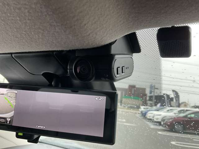 車内と後方を録画できるドライブレコーダーも装着されていますので安心して快適なドライブが楽しめますね。