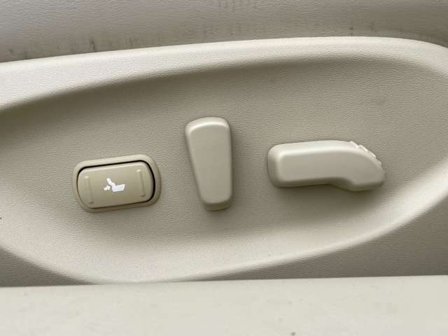 「パワーシート」　ボタン一つでドライビングポジションをお好みの位置に調整できます♪