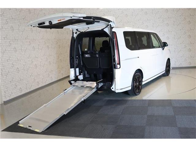 車椅子の方にも安心の車両。ご一緒にドライブもできます。