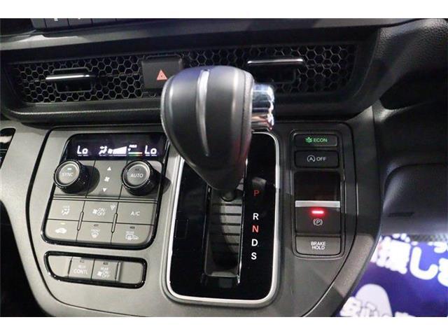 ステアリングホイールからスムーズに持ちかえられるインパネシフトを採用。シフトノブをコンパクト化し、女性でも操作しやすいサイズです