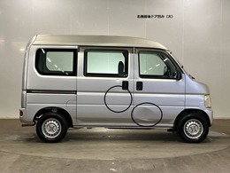 右側前後ドアに目立つ凹みがございます。その他には経過年数相応のキズや色褪せ等がございます。実車にて確認をお願い致します。