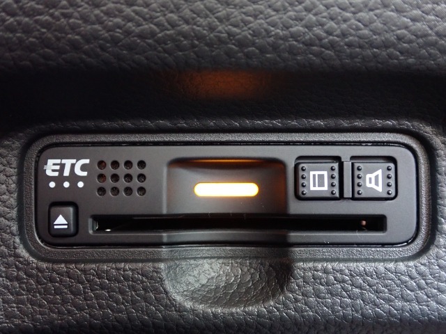 ■【ETC車載器】が装備されています。セットアップをしてお渡しとなり、ETCカードを差し込むだけで高速道路の利用が可能です。