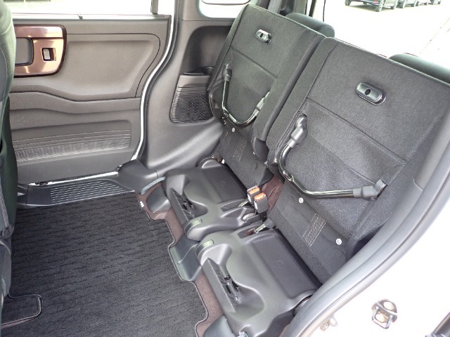 ◆チップアップ＆ダイブダウン機構付【ULTR SEAT】は後席座面を左右分割で跳ね上げることができます。トランクで積載できない背の高い荷物をラクラク収納できます。ホンダ車ならではの人気装備です。
