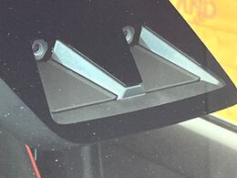 【プリクラッシュセーフティ】前方の車両等を検知し、衝突しそうな時は警報で注意を促し、ブレーキを踏む力をサポート。ブレーキを踏めなかった場合は衝突被害軽減ブレーキが作動、衝突回避をサポートします。